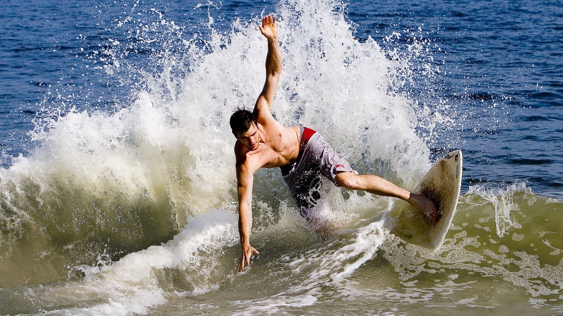 球场大事件：引发热议的重大裁判判罚，球场惨案