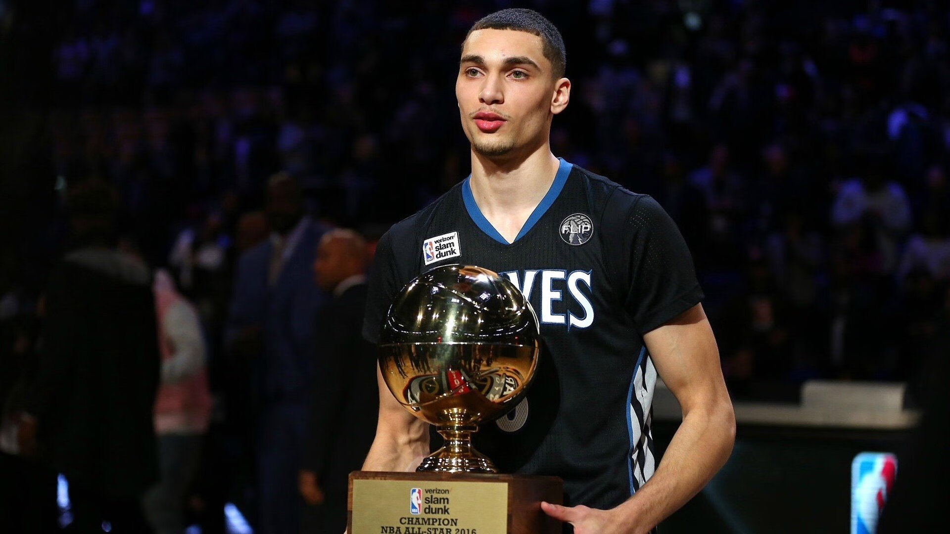 切尔西主场氛围热烈，球迷助威震场，切尔西足球队比赛