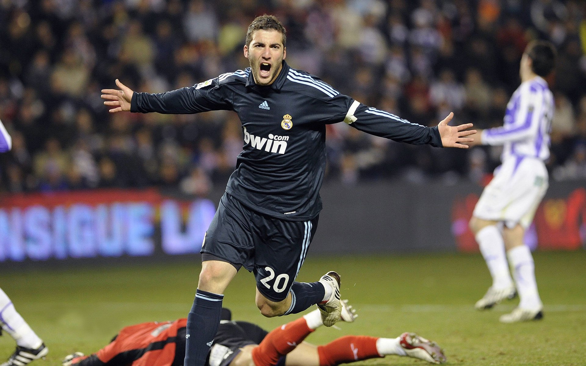 林丹推广课上亲自为小选手做热身，林丹训练视频